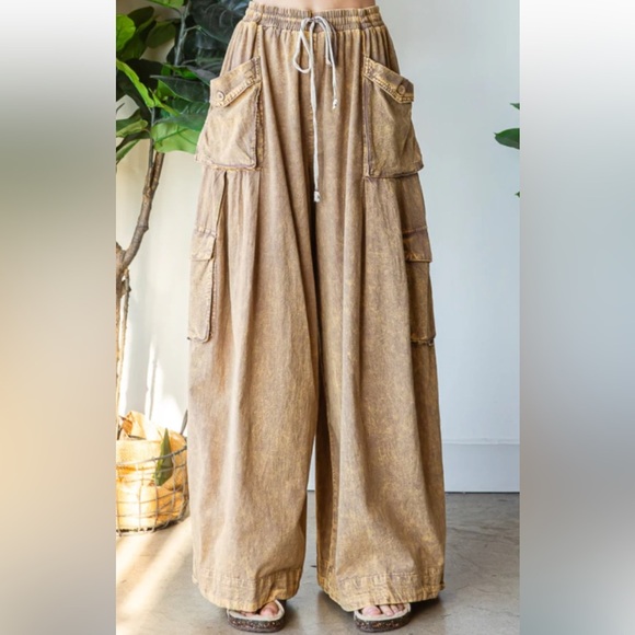Oli & Hali Black Top and Tan Wide-Leg Pants - Picture 3 of 5